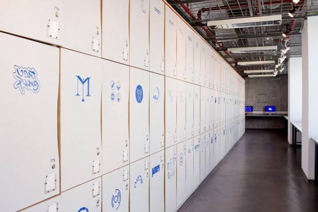 גתי: כשהבנו שאנחנו צריכם להתמודד עם האתגר של הקמת תערוכה במתכונת חדשה ושונה, שלא בהכרח תכלול הצגה של פרויקטי גמר, גם אנחנו שאלנו את עצמנו לא מעט שאלות _MG_0385