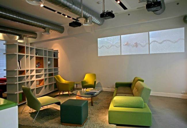 לובי מלון ארט+ עם וידאו ארט של סיגלית לנדאו