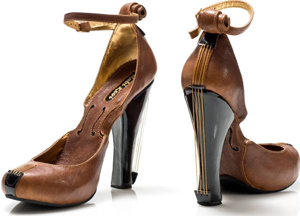 דגם הכינור ומתחתיו קפה הפורצלן. צילום: שי בן-אפרים