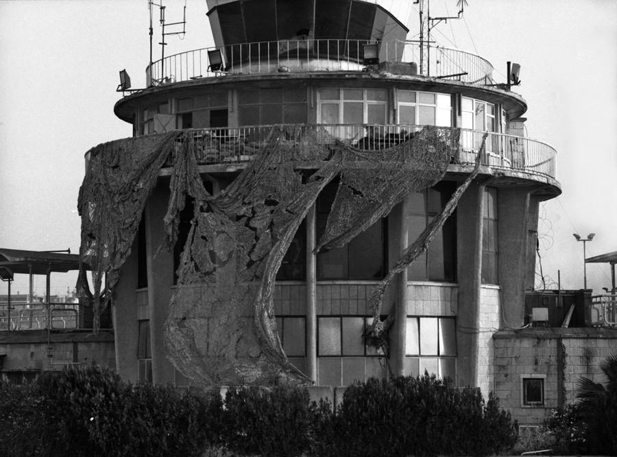 Sasha-Eidelman_Last-call-for-passengers-on-flight_007