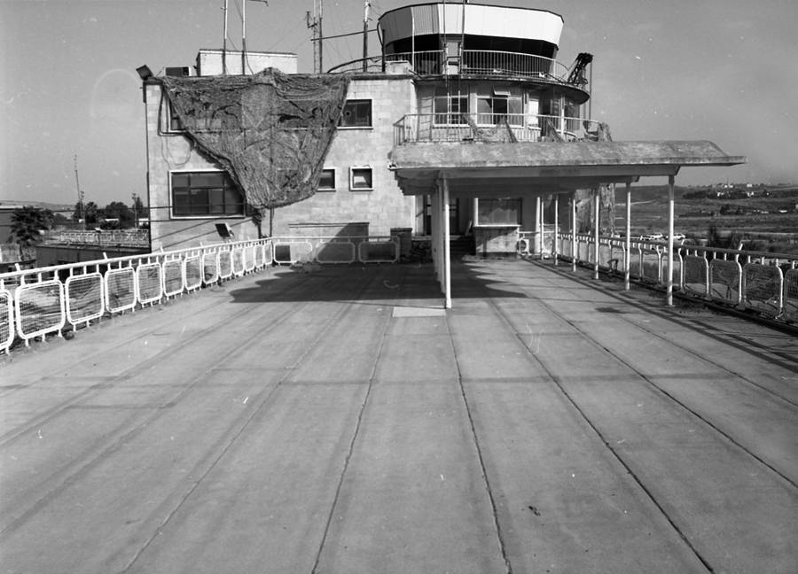 Sasha-Eidelman_Last-call-for-passengers-on-flight_010-(1)