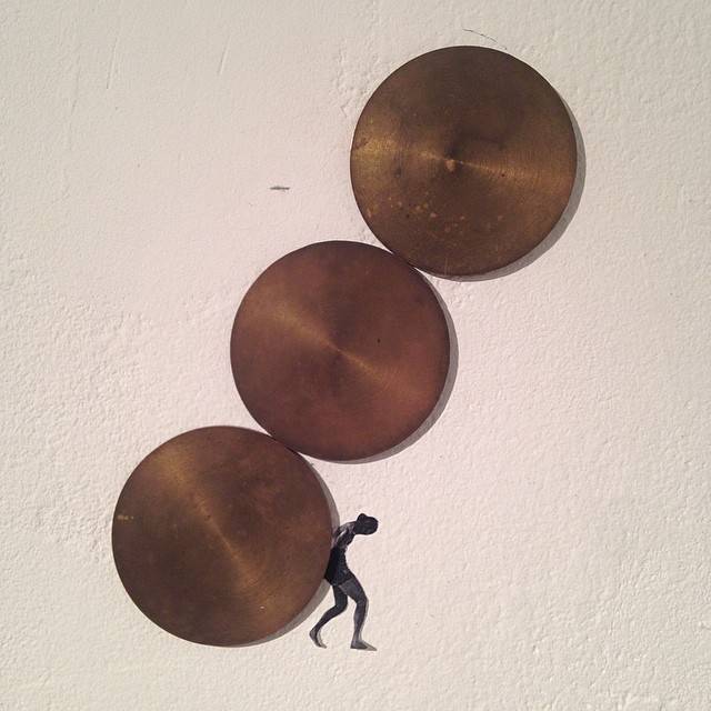 רעות חצרוני. הוצא מהקשרו, מנשר