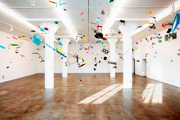 טום פרידמן, למעלה באוויר, 2010, אוסף מגזין 3 מוזיאון וקרן לאמנות עכשווית. צילום: כריסטיאן סאלטס