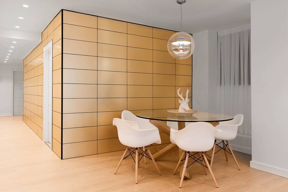 פינת אוכל והקיר הזהוב