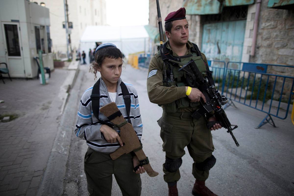 צעיר מהישוב היהודי בחברון שמחקה חייל צה״ל בזמן הביקור של הנשיא ריבלין