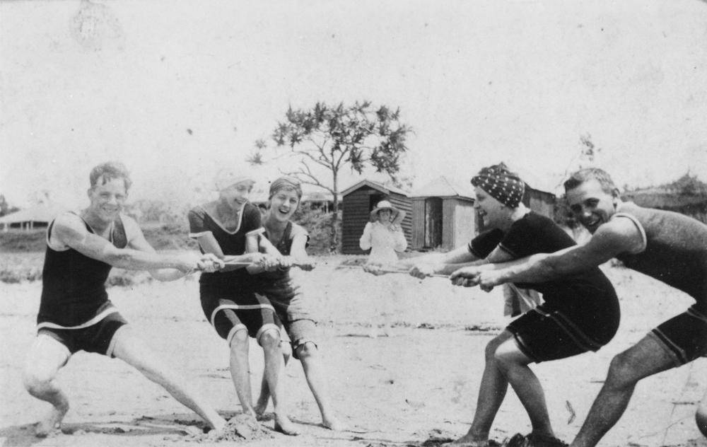 StateLibQld_1_388165_Beach_tug_of_war_at_Southport,_1917