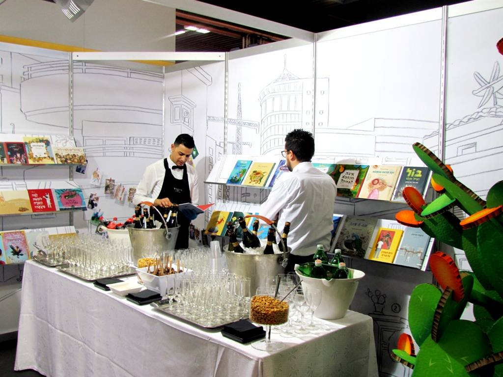 גם המלצרים האיטלקים קוראים ספרים מהתצוגה