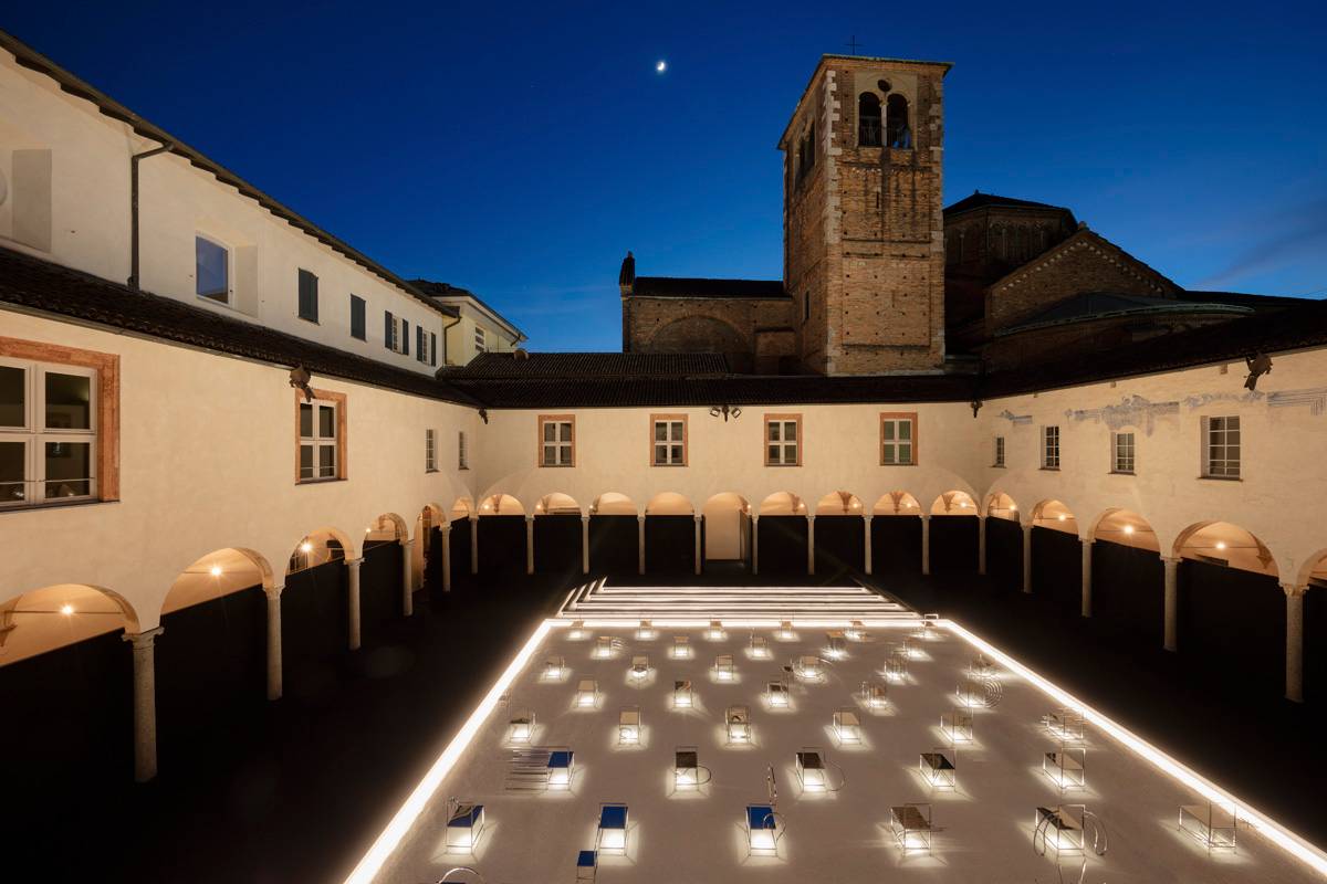 50_manga_chairs_in_Milan_12_takumi_ota