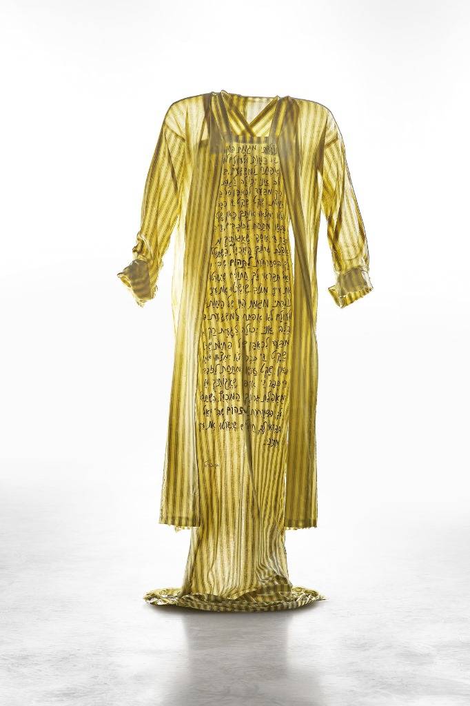 מתוך התערוכה כתוב בבגד )טקסט על הבגדים מאת אגי משעול(, 2011 , בד, אפוקסי, צבע, גלריה המשרד, תל אביב
