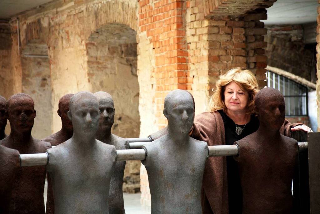 עפרה צימבליסטה זל ואחד מפסליה-צילום ירון מאירי