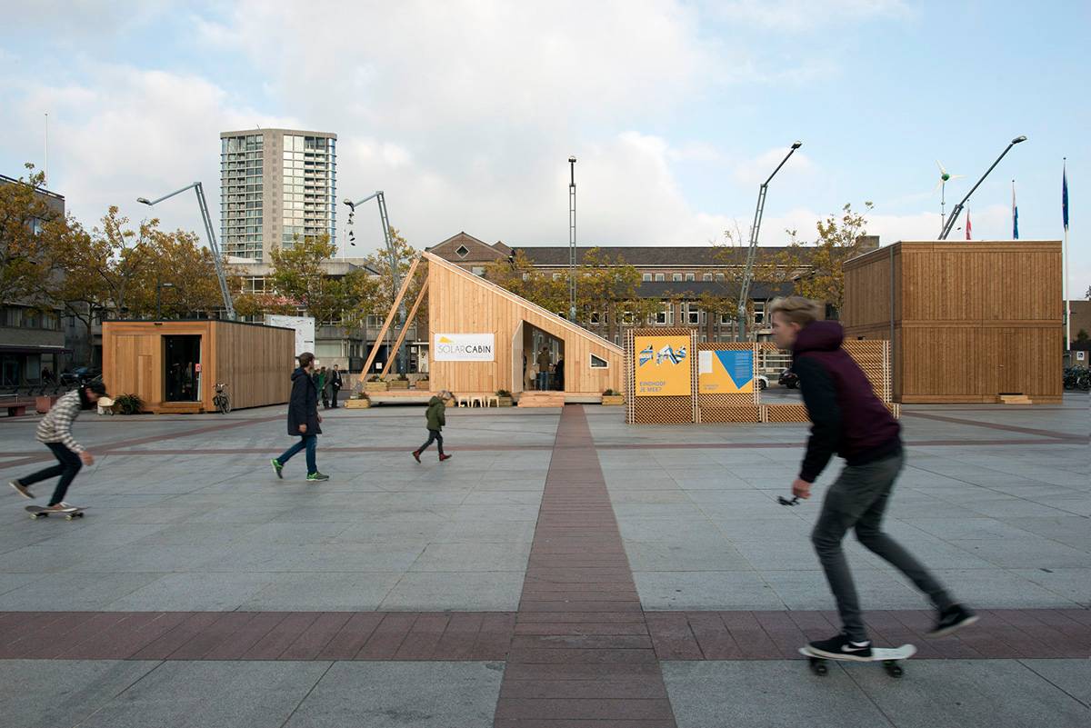 התערוכה A Home Away From Home, על רקע בניין העירייה