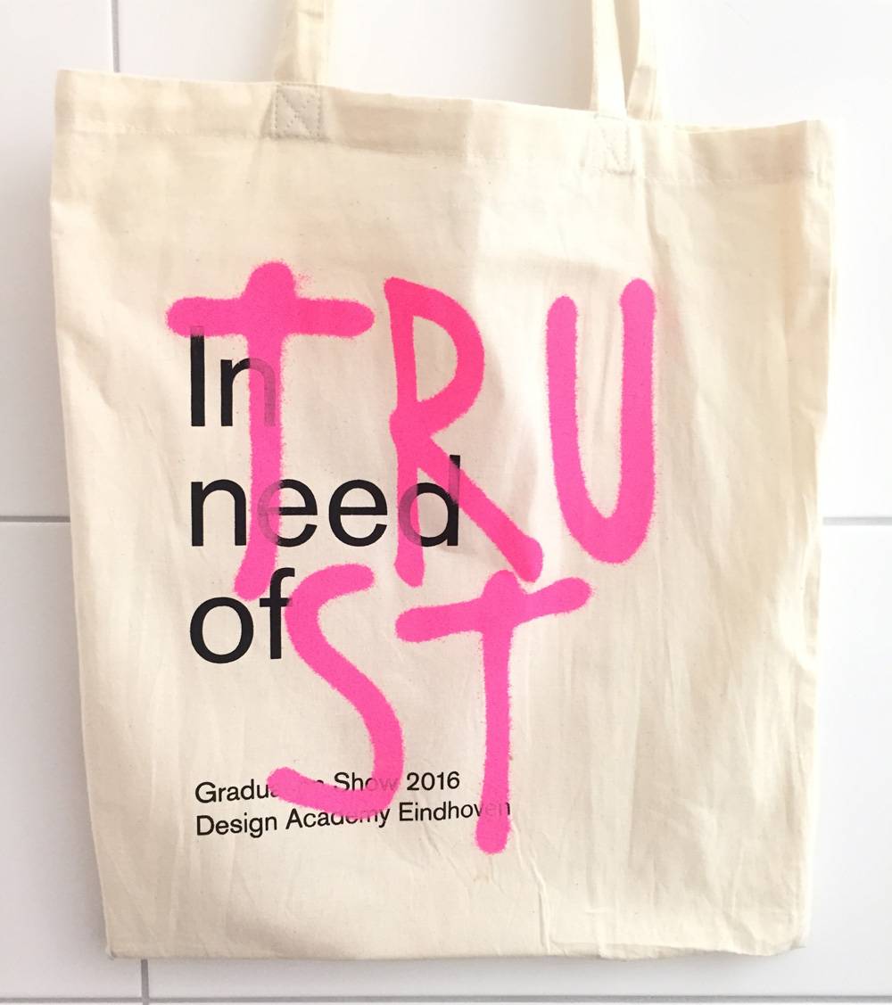 תיק הבד של תערוכת הבוגרים של האקדמיה לעיצוב