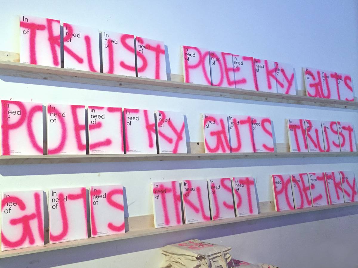 הקטלוגים של תערוכת הבוגרים של האקדמיה לעיצוב