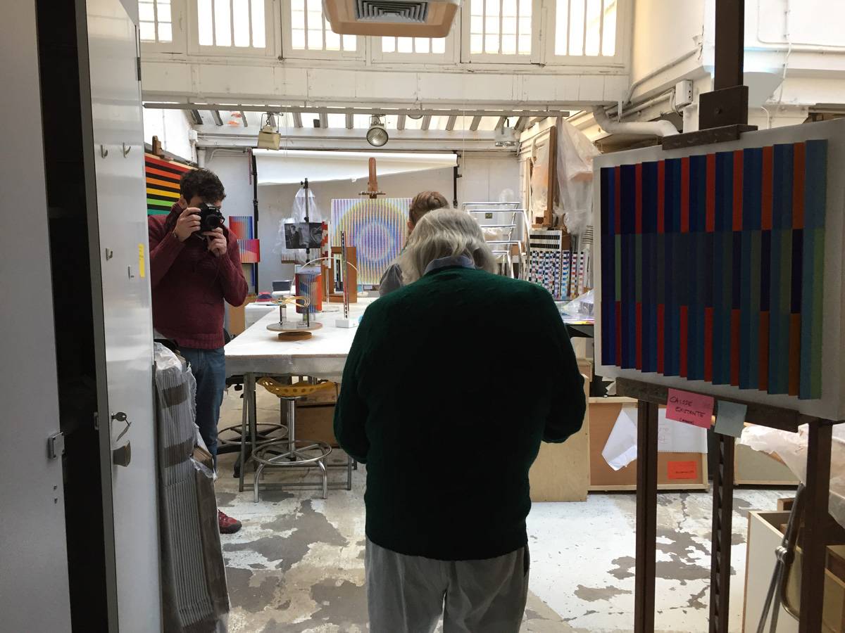 בסטודיו של יעקב אגם