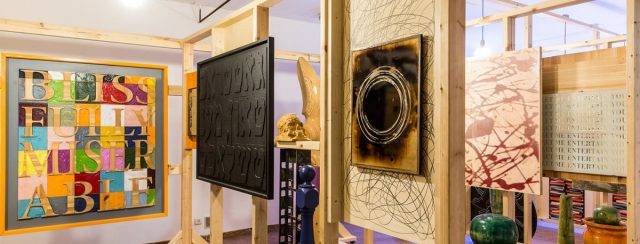 גיא זגורסקי, מראה הצבה בתערוכה מטפס על הקירות. צילומים: מ״ל