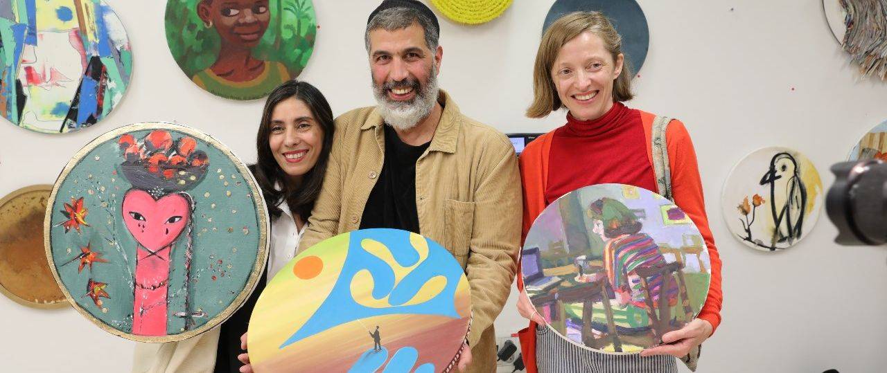 מימין: נטליה זורבובה, שי אזולאי וחן שיש במכירת האמנות של הרוח הישראלית