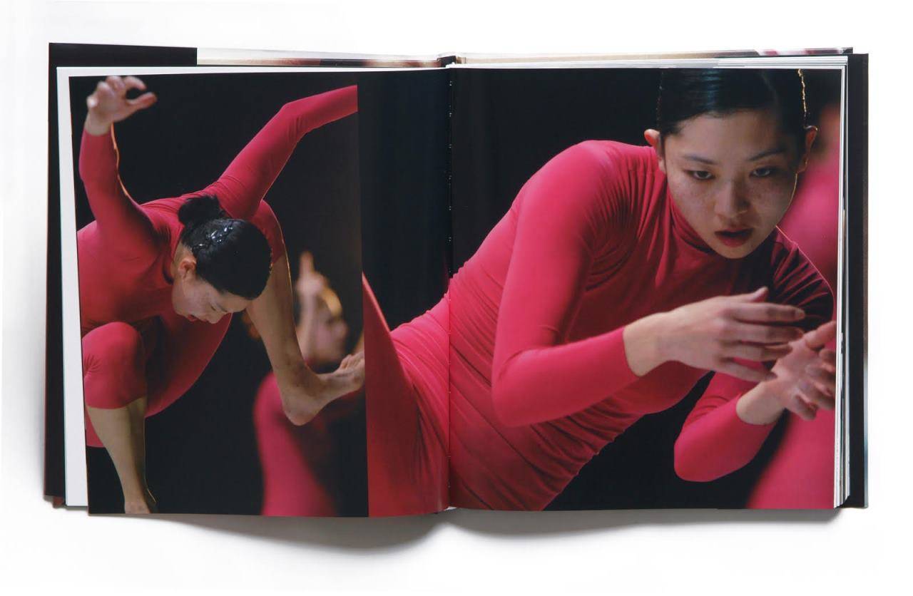 מתוך הספר אחד מי יודע, להקת בת שבע. צילום גדי דגון עיצוב עדי שטרן