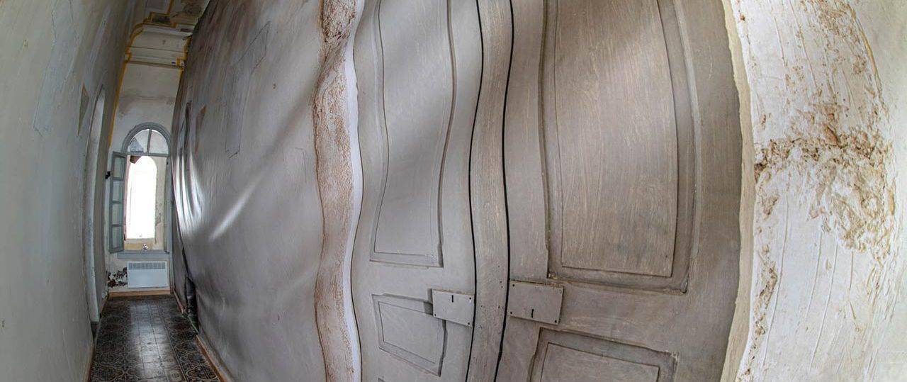 יהונתן עפרת בתערוכה ״סגור פתוח סגור״, המפעל