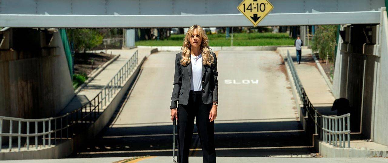 קארי מאליגן בסרטה של אמרלד פנל, צעירה מבטיחה