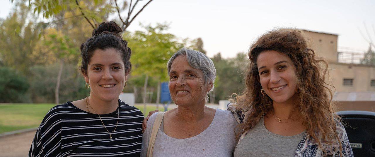 מימין: שיר מזוז רייזמן; רותי גולץ, מנהלת אתר הראשונים, פז בגלייבטר