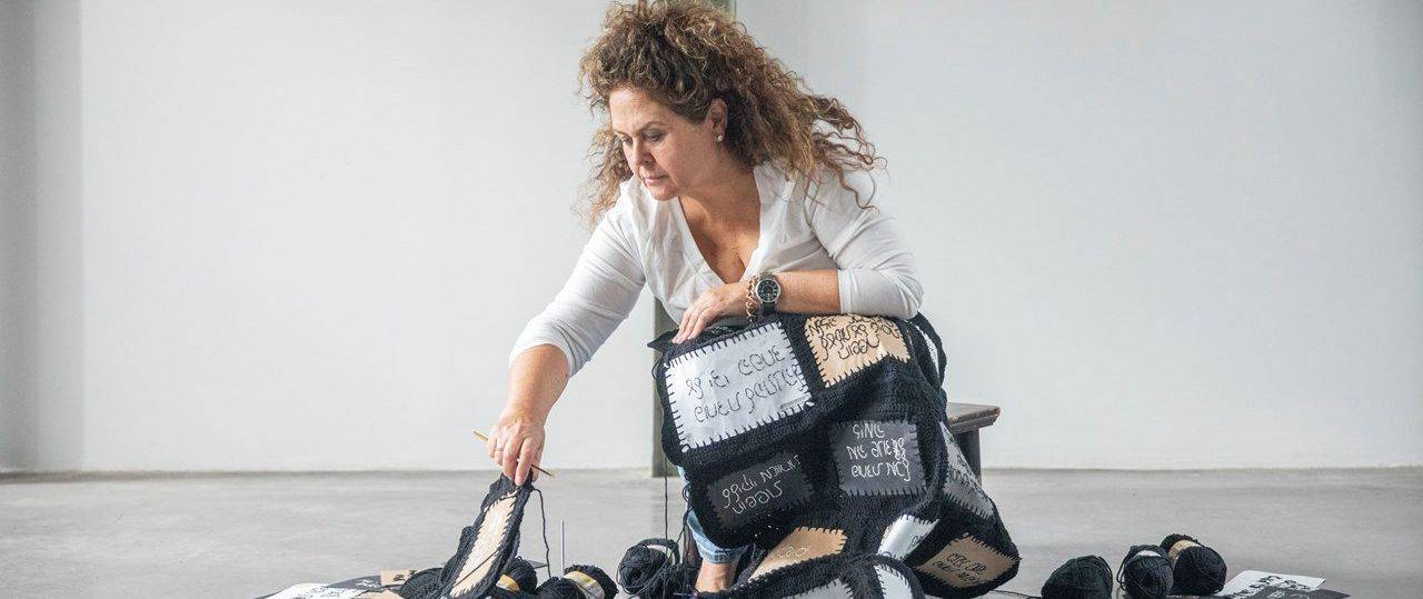 בתיה שני בתערוכה ״על החתום״. צילומים: תומר אפלבאום