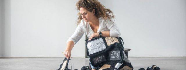 בתיה שני בתערוכה ״על החתום״. צילומים: תומר אפלבאום