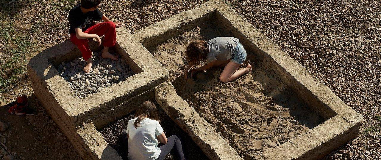 נדב גולדנברג, Earthen Playground. צילומים: Noé Cotter