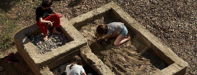 נדב גולדנברג, Earthen Playground. צילומים: Noé Cotter