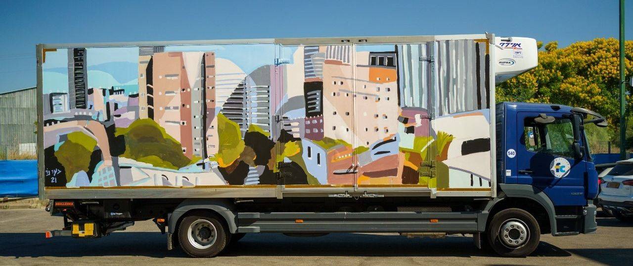 המשאית המצוירת של בעז נוי. צילומים: טל בדרק