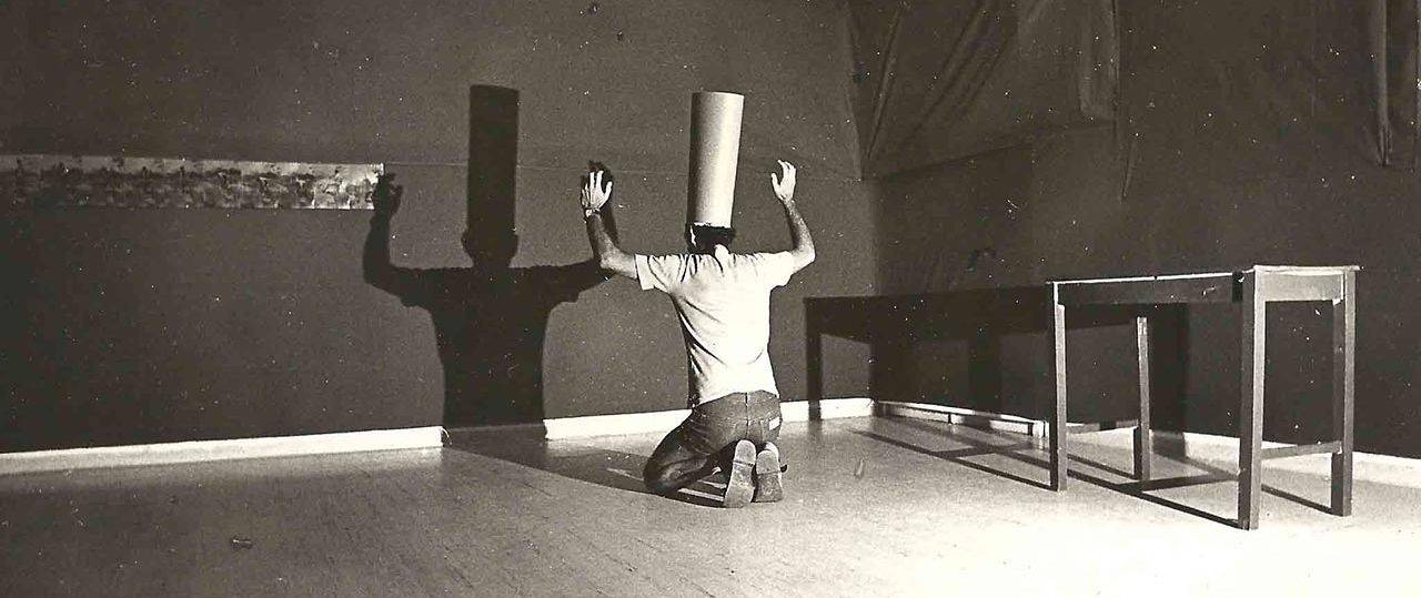 יעקב חפץ, הגלריה האדומה, מיצג בערב הפתיחה (1980). צילום: טודי שדה