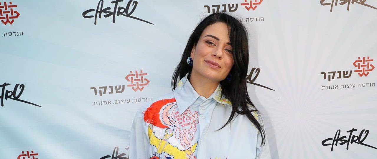 נינט עם החולצה הרקומה של דניאל מריאש