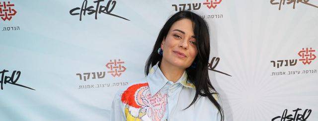 נינט עם החולצה הרקומה של דניאל מריאש