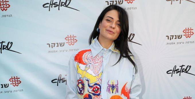 נינט עם החולצה הרקומה של דניאל מריאש