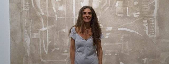 אירנה גורדון, על רקע עבודה של אירית חמו. צילומים: ענבל כהן חמו