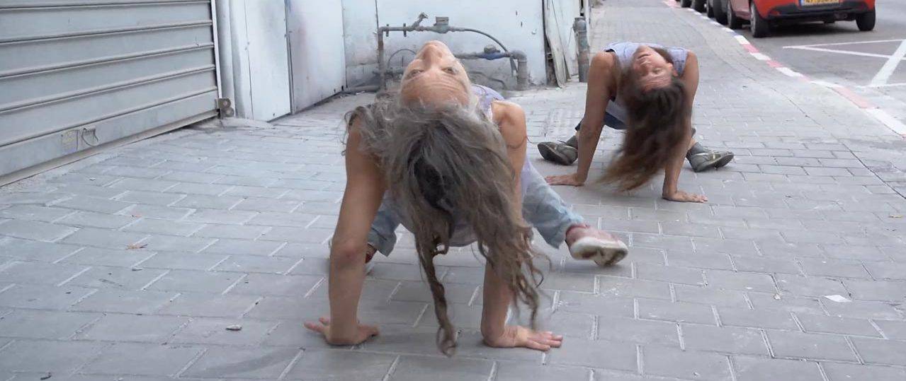 נעה דר ומיכל סממה, דרוכות - על הדרך. צילום: נעה שחף שמחיוף