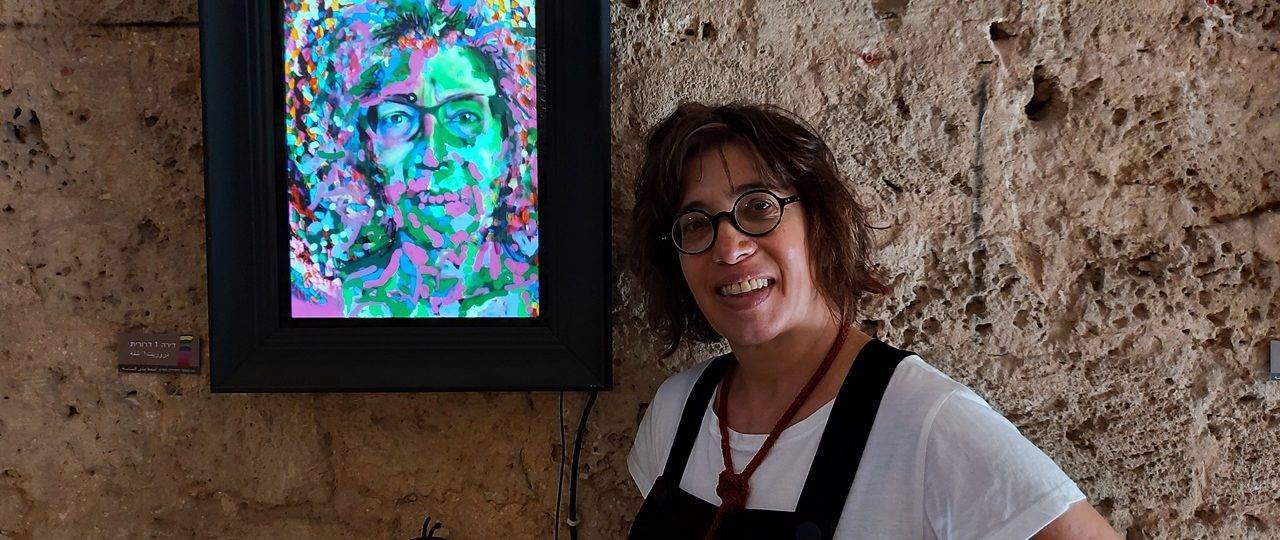 דרורית קפלן בתערוכה שם הגדולים