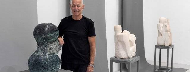 רון מלר בתתערוכה פיאטרה סנטה במקום לאמנות. צילומים: טל ניסים