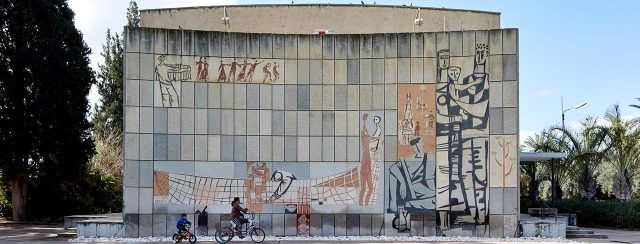 קיר אמנות בחזית בית קרפ, קיבוץ אשדות יעקב איחוד. אמן: אריק קורן, אדריכל: אריך ראש. צילומים: ליאור אביטן