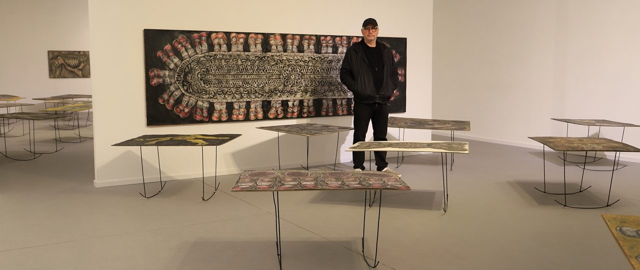 טולי זיו בחלל התערוכה. צילום: נועם זיו