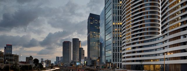 אסף פינצוק בתערוכה נקודת מבט
