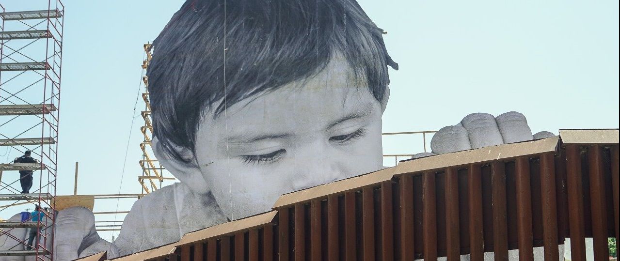 JR בגבול מקסיקו ארה״ב. צילום: מארק אזולאי