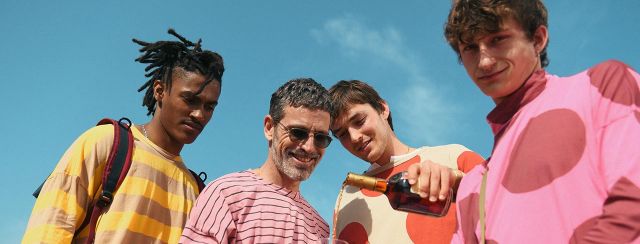 סהר שלו (במשקפי שמש) עם מכנסיים של טלי קושניר; חולצות: רוני בר. צילומים: מאיר כהן