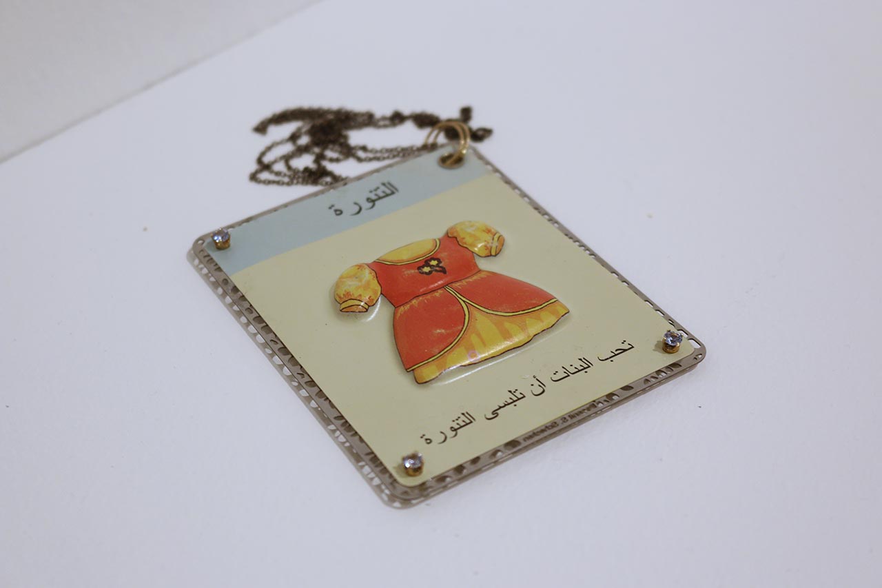 דגנית שוקן בעונדים צורפות עכשווית. צילום: אילן לוי