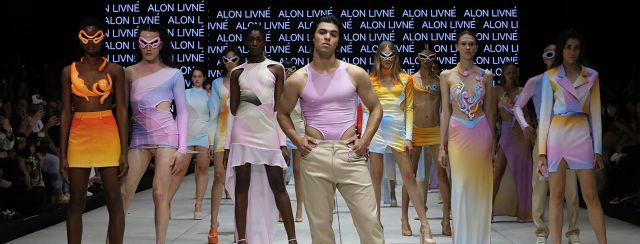 יהונתן מרגי בתצוגה של אלון ליבנה, שבוע האופמה קורנית תל אביב 2022. צילום: אבי ולדמן