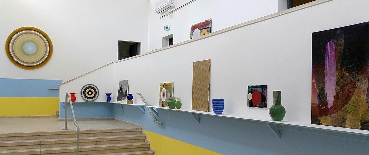 עירית אבא וגבי קלזמר, מדף; גלריה הקוביה. צילום: מ״ל
