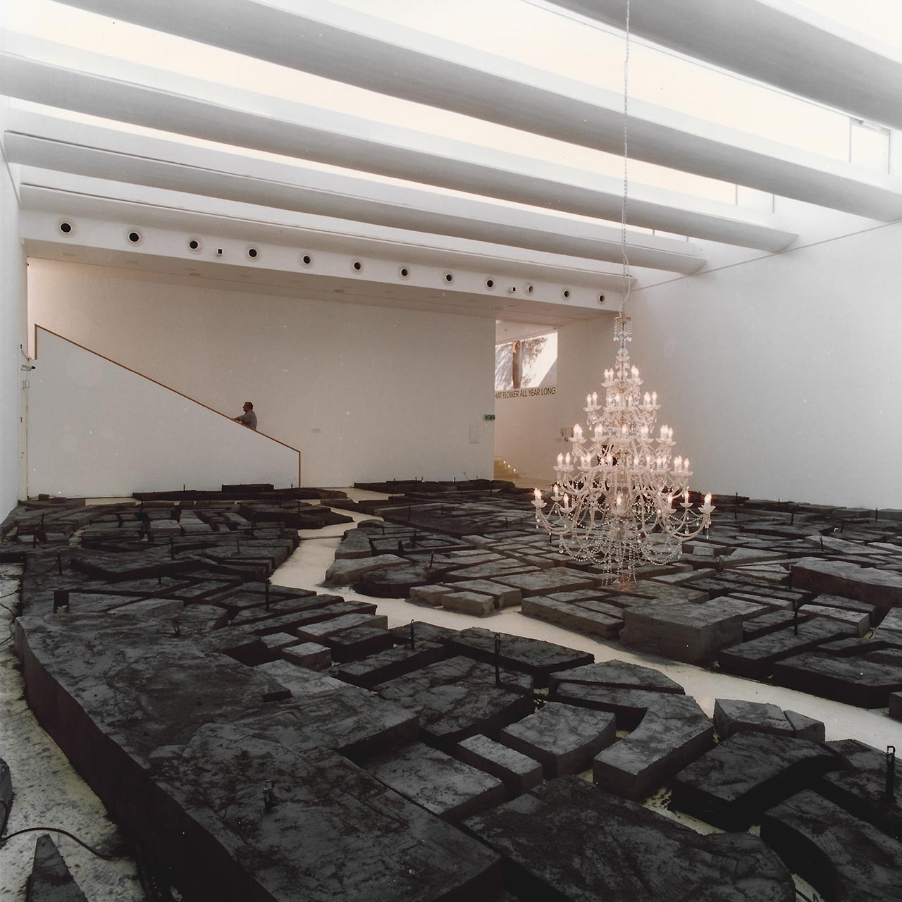 יהושע נוישטיין, שלום בית, בני ברק, 2000. צילום: אבי חי