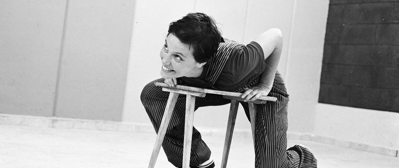 עדינה בר־און, מתוך המופע הליכה על קו דק, 1979. צילום: מיכל ניסן