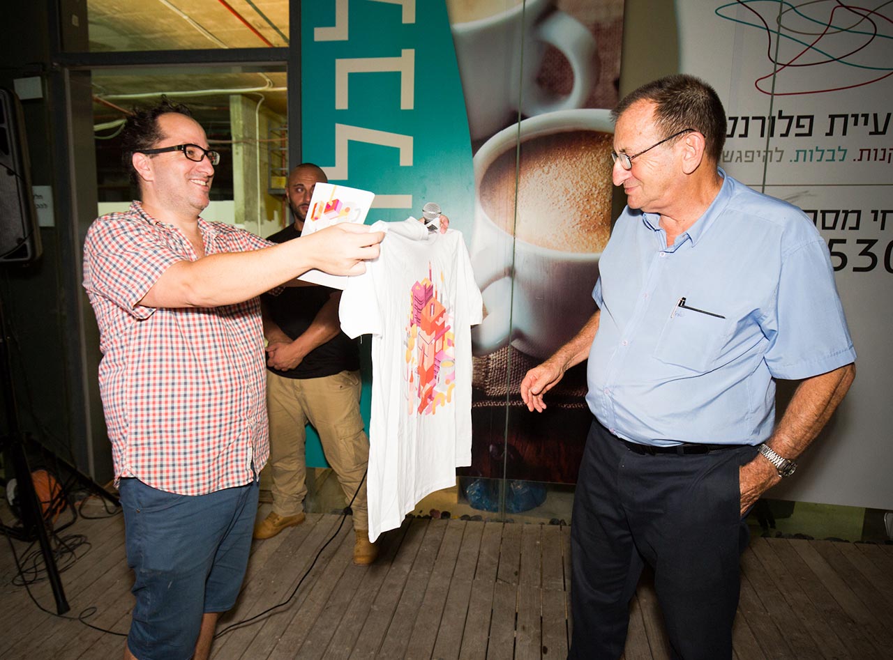 ראש עיריית תל־אביב יפו רון חולדאי ויובל סער, האוצר הראשי של שבוע האיור, בערב הפתיחה של שבוע האיור 2015. צילום: בן פלחוב