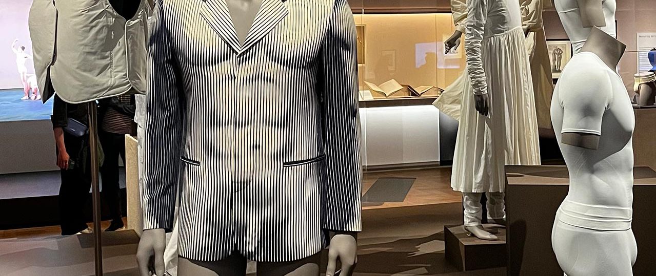 מתוך התערוכה Fashioning Masculinities - The Art of Menswear, מוזיאון ה־V&A. צילום: מ״ל