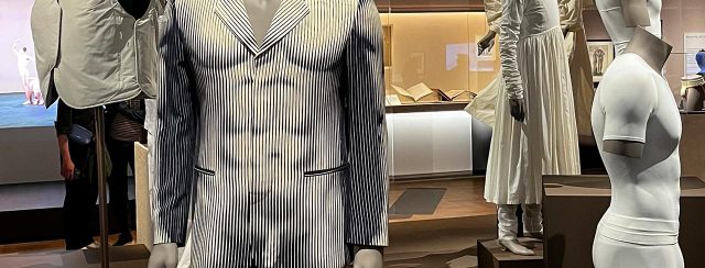 מתוך התערוכה Fashioning Masculinities - The Art of Menswear, מוזיאון ה־V&A. צילום: מ״ל